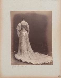 Albumseite: House of Worth, Abendkleid von Photographer French