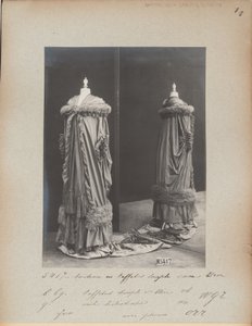 Albumseite: House of Worth, Abendmantel von Photographer French