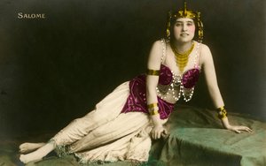 Salome posiert verführerisch in einem aufreizenden Kostüm