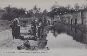 Frauen sammeln Wasser in Sidi-Okba, Algerien