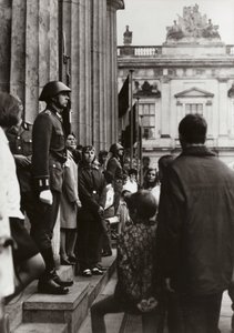 Am Denkmal für die Opfer des Faschismus und Militarismus ehren Soldaten der Nationalen Volksarmee die Pioniere des Friedens und des Sozialismus (s/w Foto)