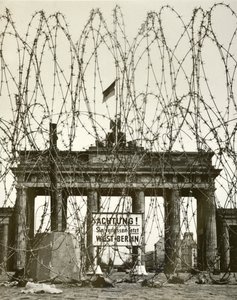 Stacheldraht vor dem Brandenburger Tor, Berlin, Deutschland, während der alliierten Besatzung der Stadt nach dem Zweiten Weltkrieg