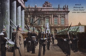 Wachwechsel an der Neuen Wache, Unter den Linden, Berlin, Deutschland