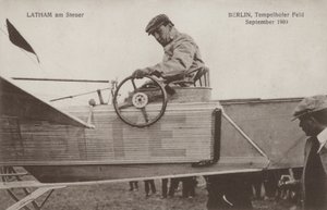 Der französische Flieger Hubert Latham am Steuer seines Flugzeugs, Tempelhofer Feld, Berlin, September 1909