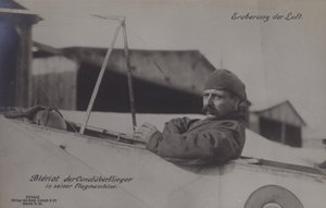 Der französische Flieger Louis Bleriot, der erste, der den Ärmelkanal überflog, in seinem Eindecker von Photographer German