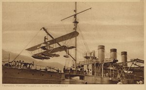 Französisches Marineflugzeug wird auf ein Schiff gehoben von Photographer German