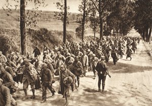 Französische Gefangene auf der Straße zwischen Soissons und Fismes während der Schlacht an der Aisne