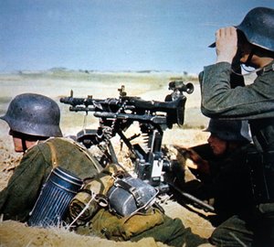 Deutsches MG34 Maschinengewehr auf einem Stativ für Dauerfeuer montiert