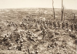 Deutsche Infanterie überquert den Chemin des Dames, um dem sich zurückziehenden Feind zu folgen, 27. Mai 1918 (s/w Foto) von Photographer German