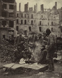 Deutsche Kriegsgefangene aus sowjetischer Gefangenschaft entlassen inmitten der Ruinen Berlins