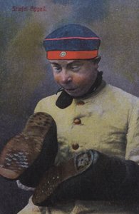 Deutscher Soldat betrachtet die Sohlen seiner Stiefel