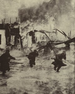 Deutsche Soldaten marschieren durch die brennenden Ruinen von Rotterdam nach der Bombardierung durch die Luftwaffe, Zweiter Weltkrieg, Mai 1940