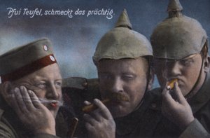 Deutsche Soldaten genießen Zigarren
