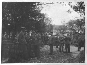 Deutsche Soldaten in einem Dorf- oder Stadtplatz (s/w Foto) von Photographer German
