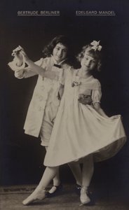Gertrude Berliner und Edelgard Mandel, deutsche Schauspielerinnen von Photographer German