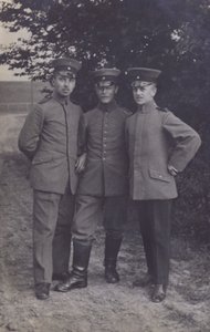 Gruppe von drei deutschen Soldaten (s/w Foto)