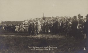 Kaiser Wilhelm II. und Kaiserin Victoria Augusta von Deutschland und ihr Gefolge erwarten die Ankunft des Zeppelin LZ III