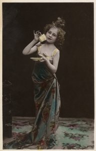 Kleines Mädchen verkleidet trinkt Tee von Photographer German