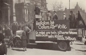 Lkw mit kommunistischen Parolen auf den Straßen von Berlin, Deutschland von Photographer German