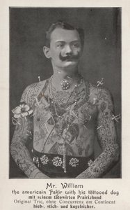 Mr. William, der amerikanische Fakir mit seinem tätowierten Hund von Photographer German
