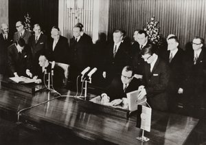 Am 26. Mai 1972 wurde der Verkehrsvertrag, der erste Staatsvertrag zwischen der Deutschen Demokratischen Republik und der Bundesrepublik Deutschland, in der DDR-Hauptstadt Berlin unterzeichnet (s/w Foto)