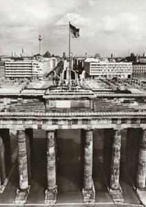 Geschützt durch sichere Grenzen geht der Aufbau der Hauptstadt der DDR weiter (s/w Foto)