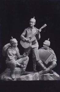 Skulptur, die eine Gruppe deutscher Soldaten des Ersten Weltkriegs beim Musizieren darstellt