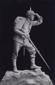 Skulptur eines deutschen Soldaten des Ersten Weltkriegs, der über das Schlachtfeld blickt von Photographer German