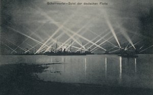Suchscheinwerfer-Vorführung der deutschen Marine von Photographer German