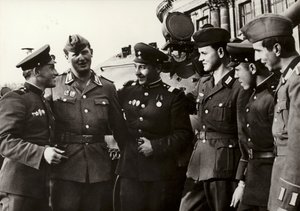 Die Soldaten der Nationalen Volksarmee pflegen enge Freundschaft mit den Soldaten der Sowjetarmee