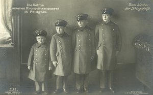 Die Söhne von Kronprinz Wilhelm von Deutschland in Militäruniform von Photographer German