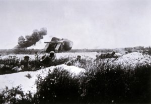 Deutsche Sturmtruppen des Ersten Weltkriegs mit Flammenwerfer, unterstützt von einem erbeuteten britischen Mark IV Panzer