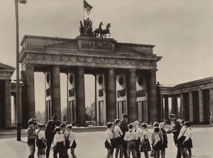 Junge Pioniere kommen zum Brandenburger Tor, dem Wahrzeichen Berlins, um ihre Freunde, die Grenzschutztruppen, zu sehen (s/w Foto)