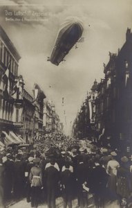 Zeppelin LZ III über der Friedrichstraße, Berlin von Photographer German