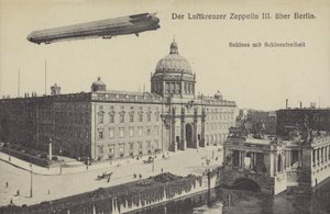 Zeppelin LZ III fliegt über das Stadtschloss, Berlin von Photographer German