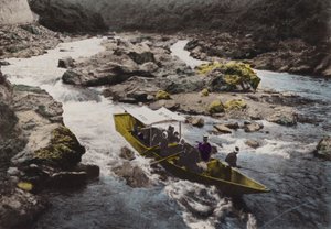 Japan, ca. 1912: Arashiyama, am Fuß der Hozu-Stromschnellen, bekannt für seine Landschaft