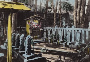 Japan, ca. 1912: Grab der 47 Ronin im Sangakuji, Tokio (Foto) von Photographer Japanese
