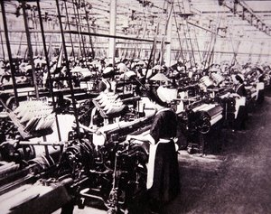 Japanische Baumwollindustrie: Frauen arbeiten an den Toyoda-Webstühlen, um 1920 von Photographer Japanese