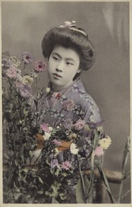 Japanisches Mädchen mit Blumen von Photographer Japanese