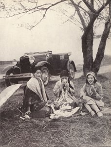 Japanische Frauen bei einem Picknick in westlicher Kleidung von Photographer Japanese