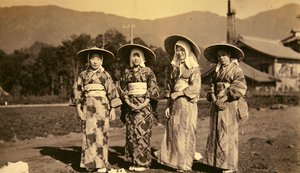 Japanische Frauen in traditioneller Kleidung