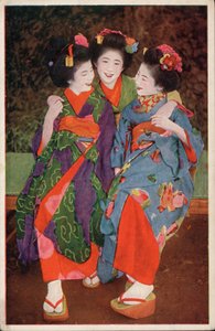 Drei junge japanische Frauen in traditioneller Kleidung (Foto)