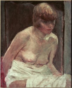 Torso einer jungen Frau im weißen Morgenmantel