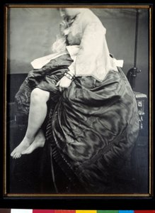 Gräfin Verasis de Castiglione, geborene Virginia Oldoini, sitzt auf einem Tisch. Die Gräfin hebt ihr Kleid, um ihre Beine und Füße zu entblößen. Silbergelatine-Bromid-Test von Louis Pierson
