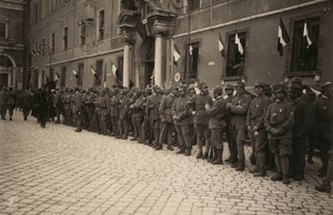 Album "Die GM R. Armee (Erster Weltkrieg)": Militärtruppen in einer Straße in der Stadt Ravenna, festlich geschmückt mit der Trikolore an den Fenstern