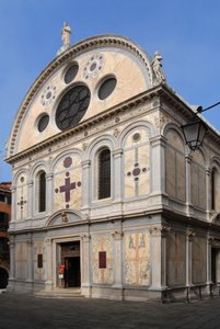 Ansicht der Kirche Santa Maria dei Miracoli in Venedig (Venezia) im Jahr 2007 von Pietro Lombardo und seinen Söhnen. von Pietro Tullio and Antonio I Lombardo