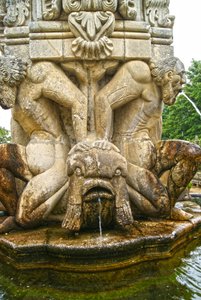 Mythische Atlanten am Sockel eines Obelisken, Lamego, Portugal. 1738