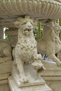 Mythische gehörnte Löwen-Atlanten am Sockel eines Brunnens, Quinta da Regalia, Sintra, Portugal ca. 1915 von Portuguese School