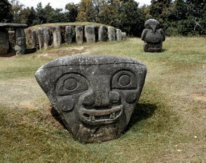Megalithische Skulptur eines dreieckigen Kopfes