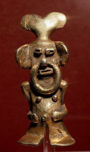 Präkolumbianische Kunst, Quimbaya-Zivilisation (Kolumbien): anthropomorphe Goldstatuette, die einen Mann mit einem Ring in der Nase darstellt. 400-1400 n. Chr. Bogotá, Museo de Oro, Kolumbien